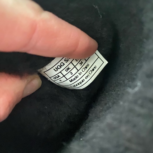 Almost brand new Uggs - Picture 4 of 7